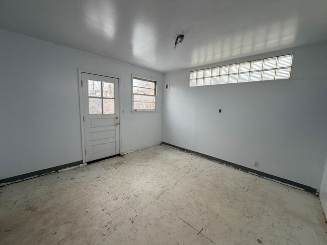 Building Photo - RENTAL 3 Bed Home w/ Garage Workshop & Fenced Yard