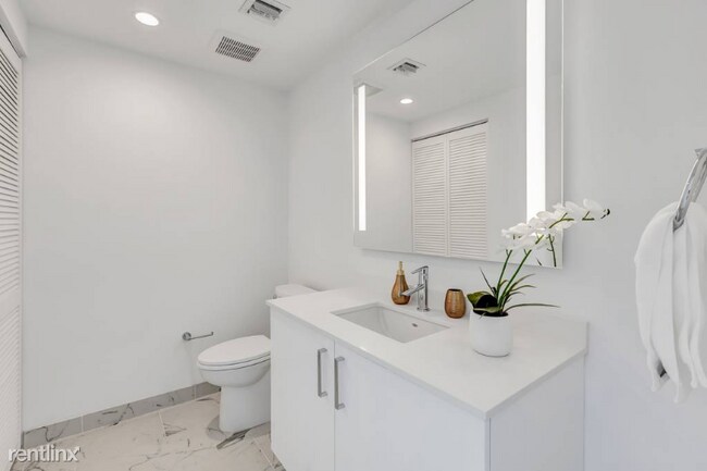 Building Photo - 2 br, 2 bath Condo - 1331 Brickell Bay Dr ...