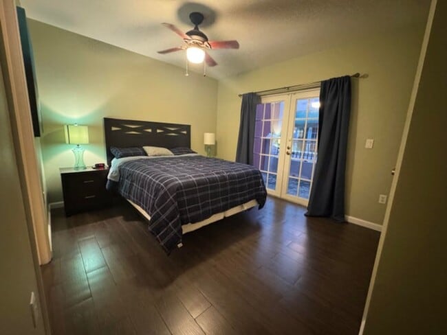 Building Photo - 1033 NE 17th Way