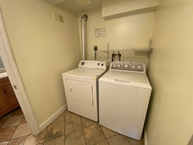 Building Photo - 7 br, 3 bath House - 524 Walnut St 524 Walnut