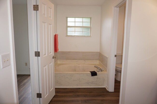 Building Photo - 3 Bedroom 2 Bathroom Home With Garage in M...