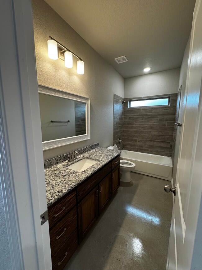 Building Photo - 2423 Briar Hollow Dr