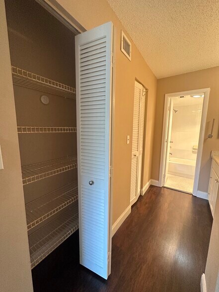 Building Photo - 4158 Inverrary Dr