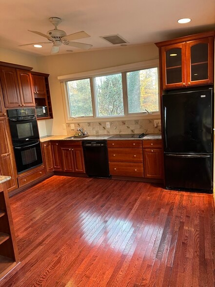 Primary Photo - 6124 Old Dominion Dr