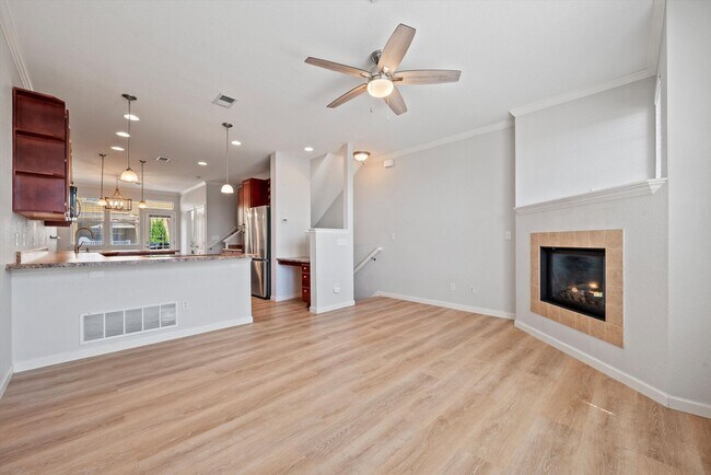 Building Photo - Comfortable Broomfield Townhome Close to Shopping & Trails