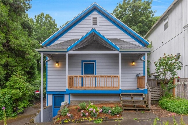 Building Photo - Newly Renovated + Sunny & Bright, 2 Bedroo...