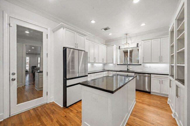Building Photo - 5136 Chevy Chase Dr
