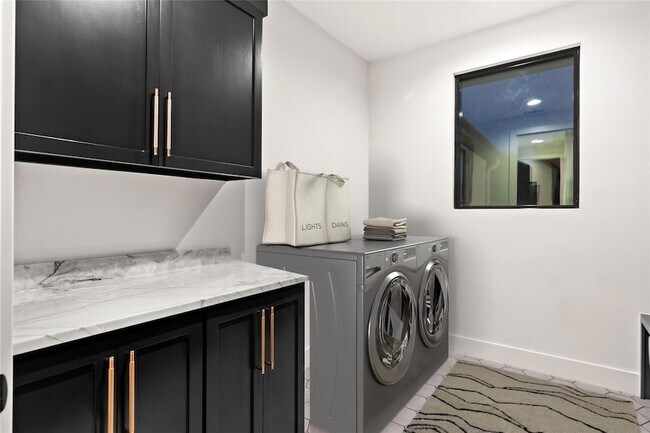 Building Photo - 208 Stonegate Ln