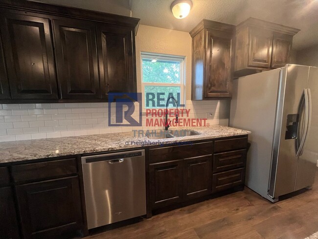 Building Photo - Attractive 3 Bed 2 Bath Home in Gated Lake...