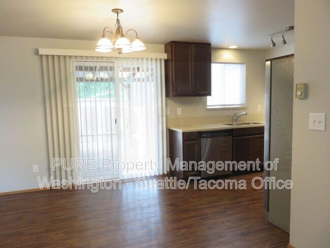 Building Photo - 511 Malibu Dr SE