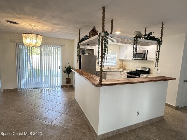 Building Photo - 250 Andros Dr