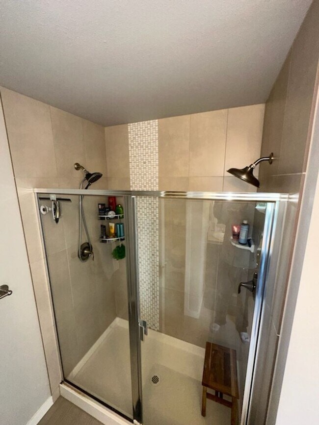 Building Photo - Gem Heights Area Luxury