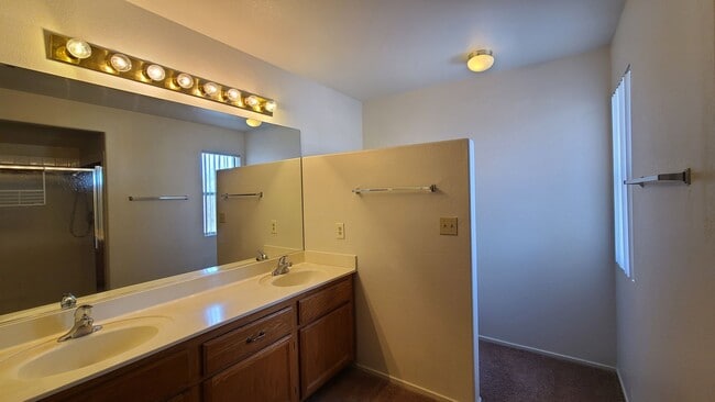 Building Photo - 2 Story home with 4 Bedrooms