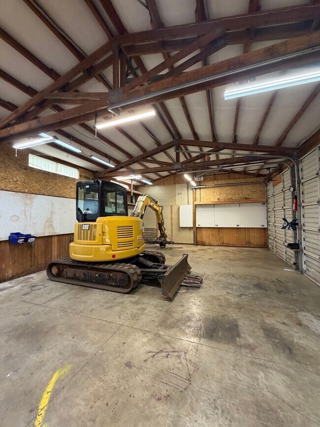 Building Photo - Rare 3-Acre 3BR Home in South Salem – Shops, Workspace & Greenhouses
