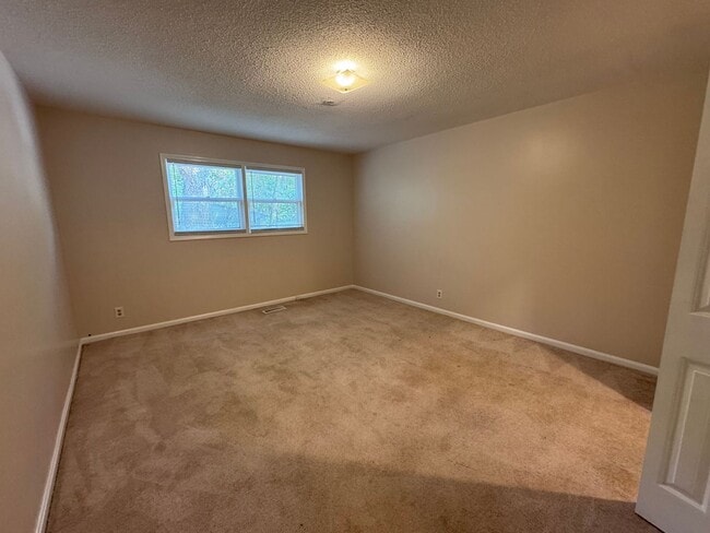 Building Photo - 1709 Oak Hill Dr S