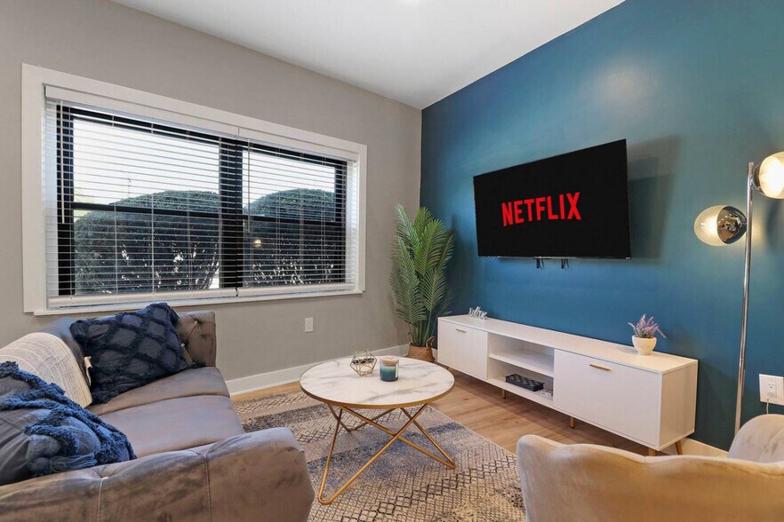 Building Photo - 5015 Main St