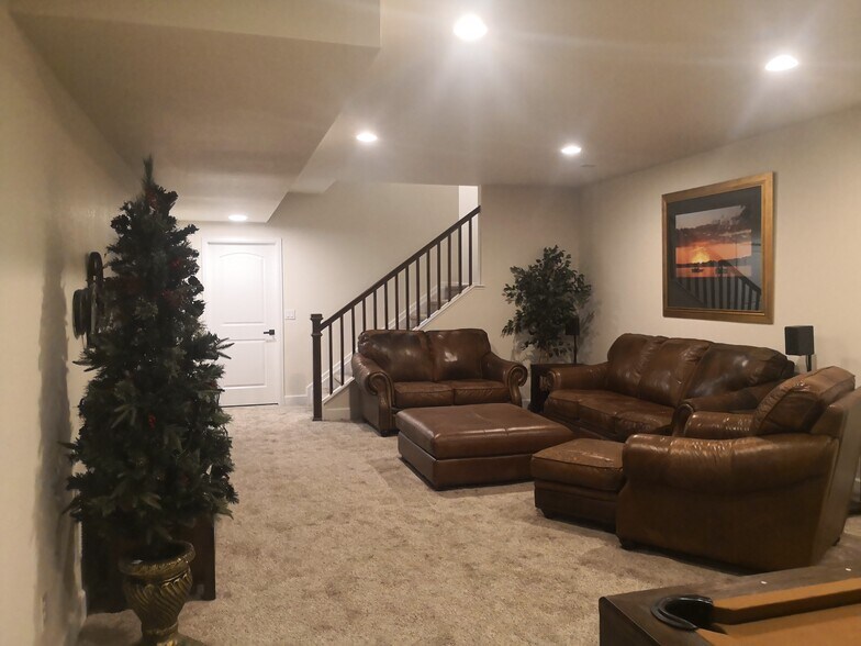 Building Photo - 12989 Ventana St