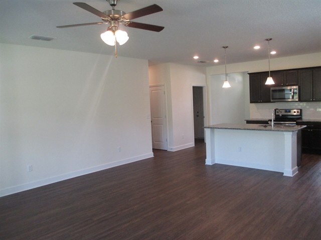 Building Photo - 3070 Creek Village Ln