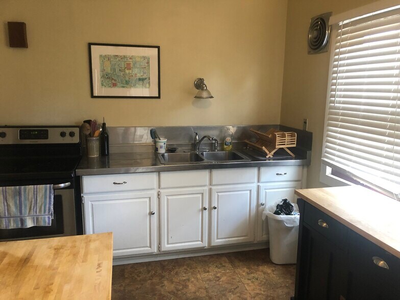 Kitchen - 1615 N 60th St
