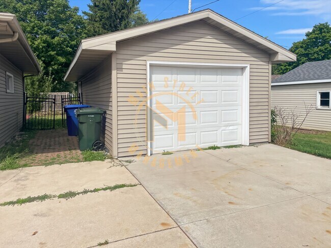Building Photo - 1110 Lourdes Ave