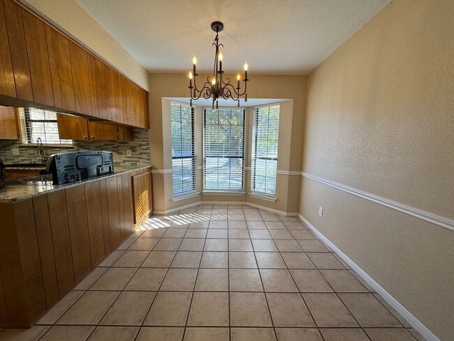 Building Photo - 2212 Phyllis Dr