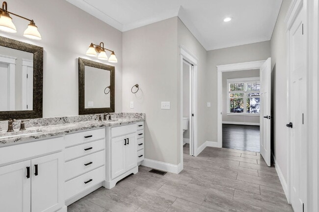 Building Photo - 7 Nakkol Dr