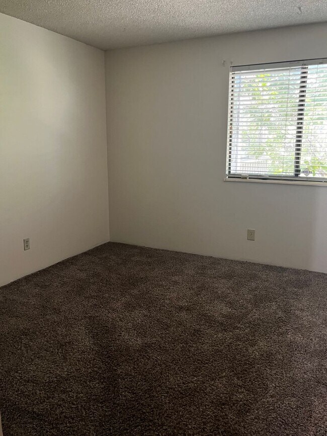 Building Photo - Well Maintained 2 bed 2 bath condo in Woodside Village!