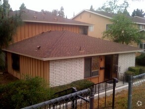 Building Photo - CUTE 2BDRM/2BATH HOUSE IN PARADISE HILLS