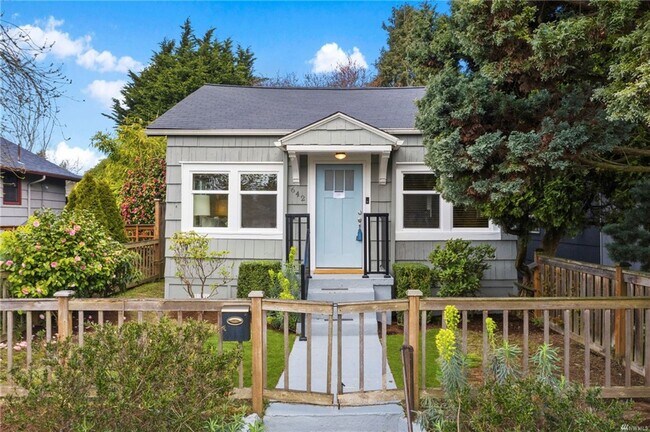 Building Photo - Greenwood Home