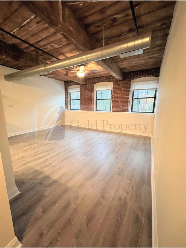 Building Photo - 11 Villa St