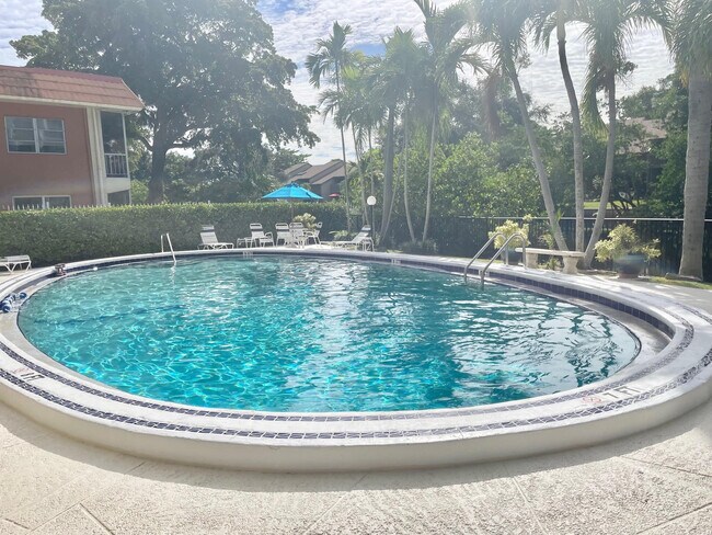 Building Photo - 140 NE 19th Ct