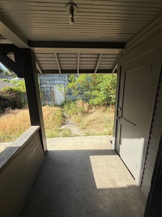 Building Photo - Vintage Victorian-Style Home | 3 Bed | 2 B...