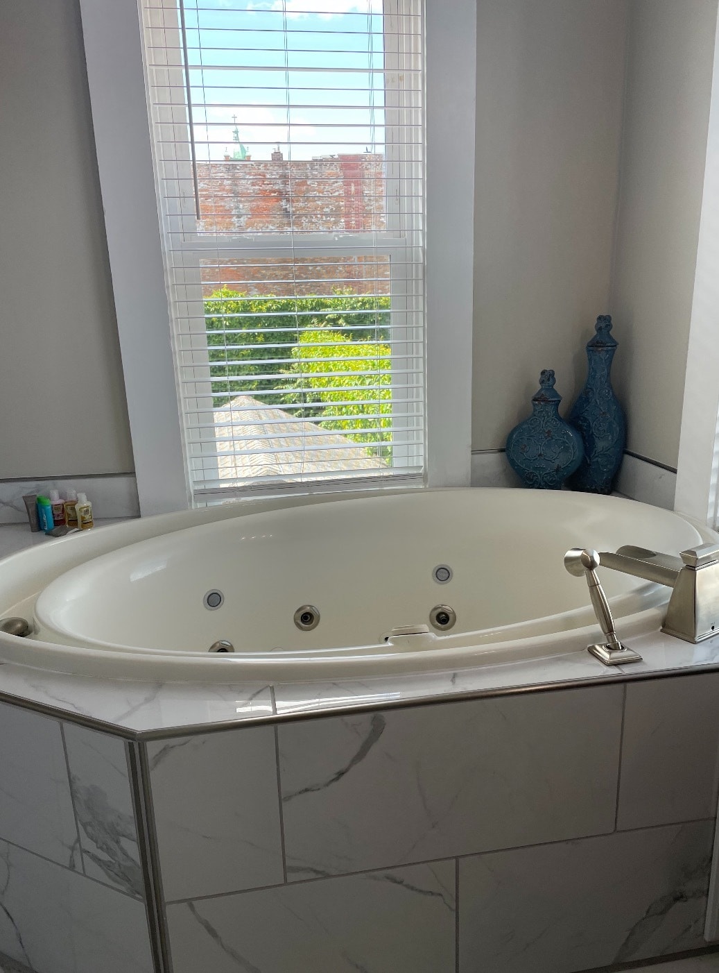 Jacuzzi tub - 107 W 13th St