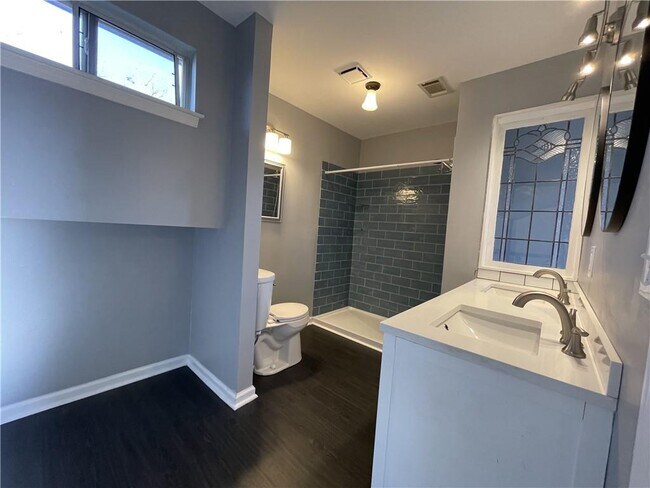 Building Photo - 3492 Point View Cir