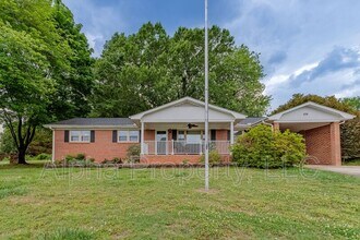 Building Photo - 109 Roberts Cir