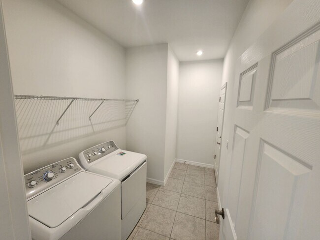 laundry room - 33286 Country House Dr