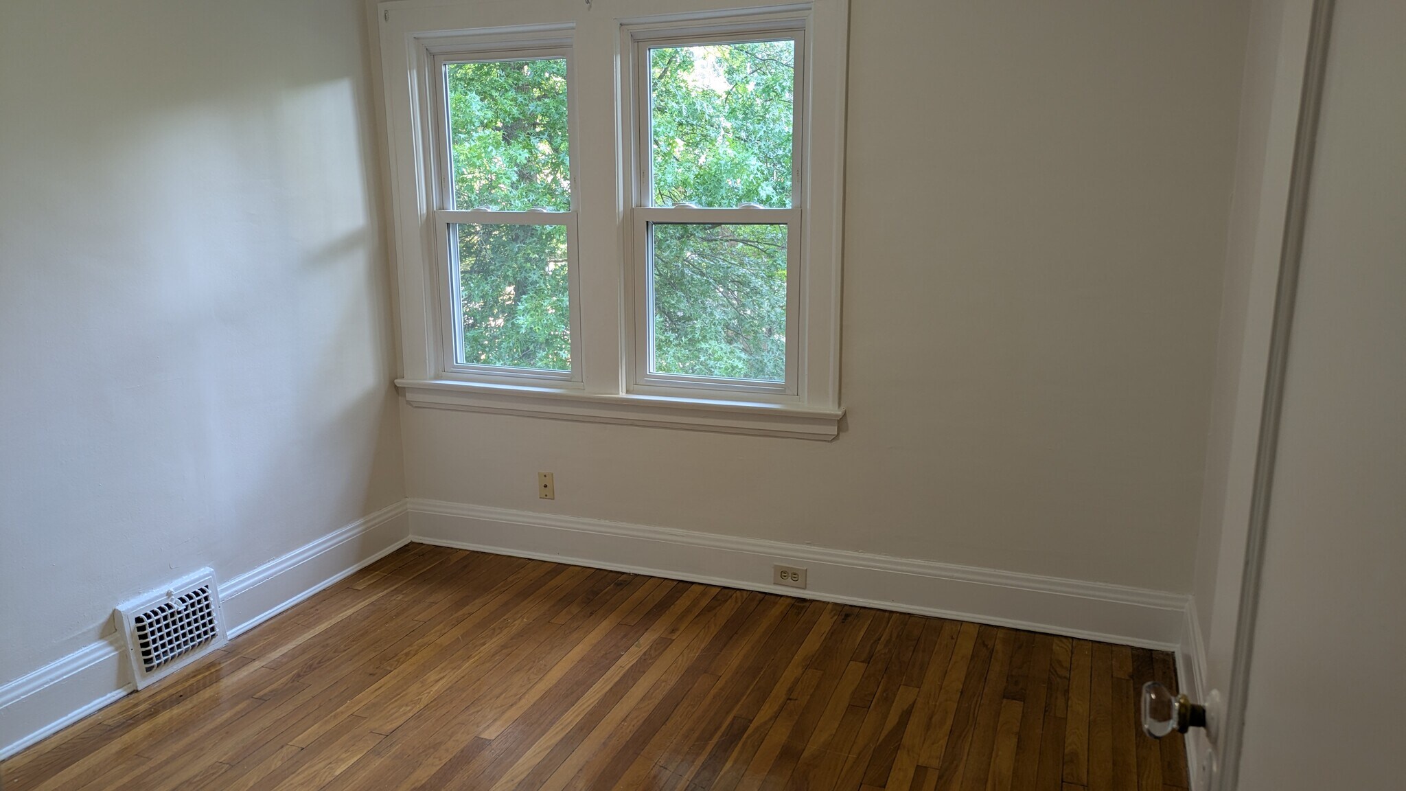 Building Photo - 2438 Woodmere Dr