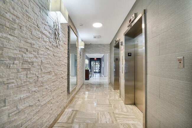 Building Photo - 115 Lakeshore Dr