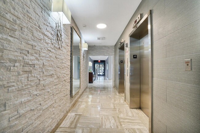 Building Photo - 123 Lakeshore Dr