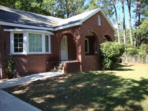 Building Photo - Perfect blend of city convenience and peacefully country charm