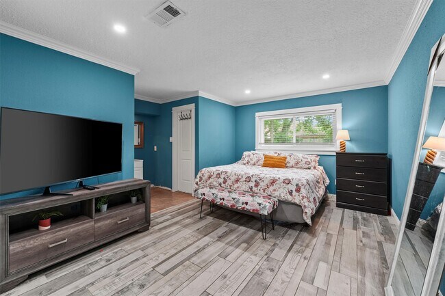 Building Photo - 16906 Rolling Acres Dr