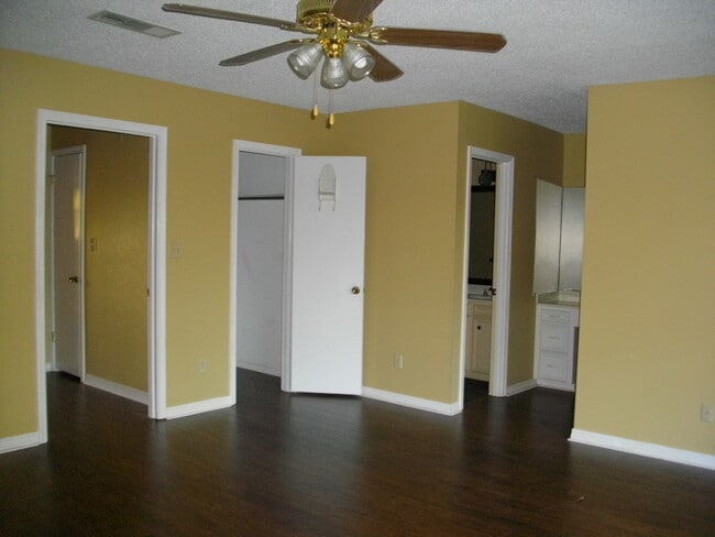 Building Photo - Large Townhouse One Block off Youree Drive and Southfield Road