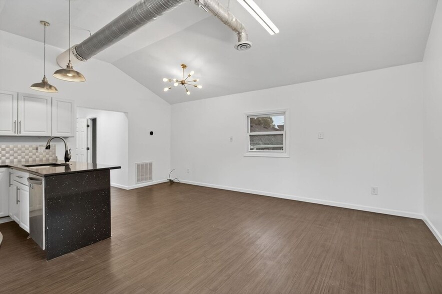 Building Photo - 837 Romney Ln