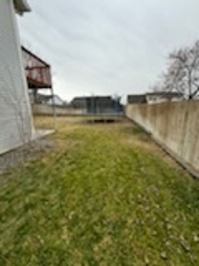 Building Photo - Calling all renters!! Make this your home ...