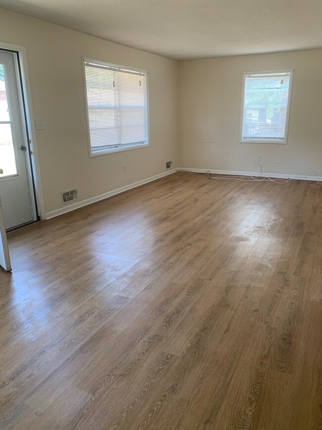 Building Photo - 1 Bedroom, 1 Bath Duplex Apartment on the Eastside