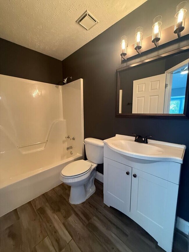 Building Photo - Cute Two Bedroom House in Donelson - Garage & Fenced Backyard