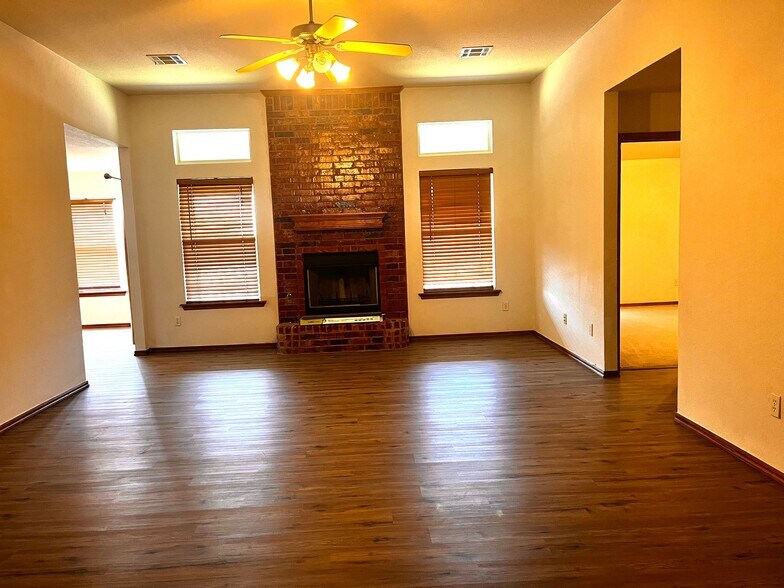 Building Photo - 715 E Forest Ct Ln
