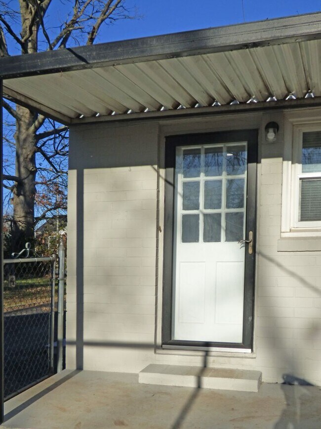 Building Photo - 206 Broadview Dr