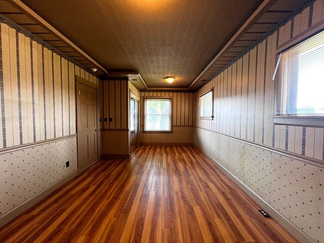 Building Photo - 604 S 12th Ave