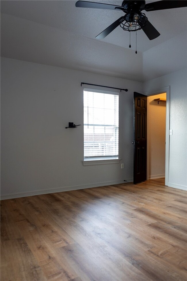 Building Photo - 833 S Eastview Dr